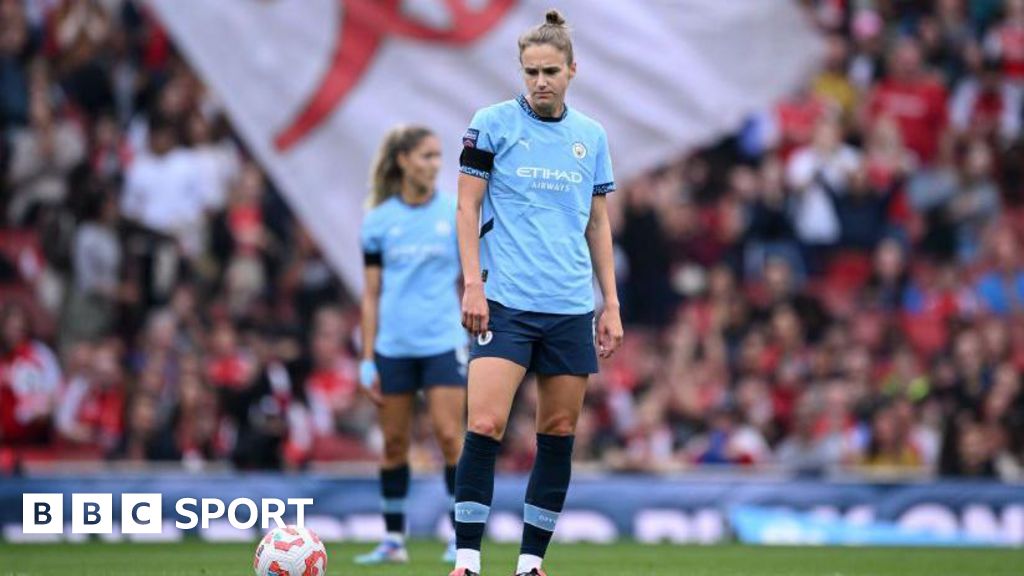 Vivianne Miedema playing for Manchester City