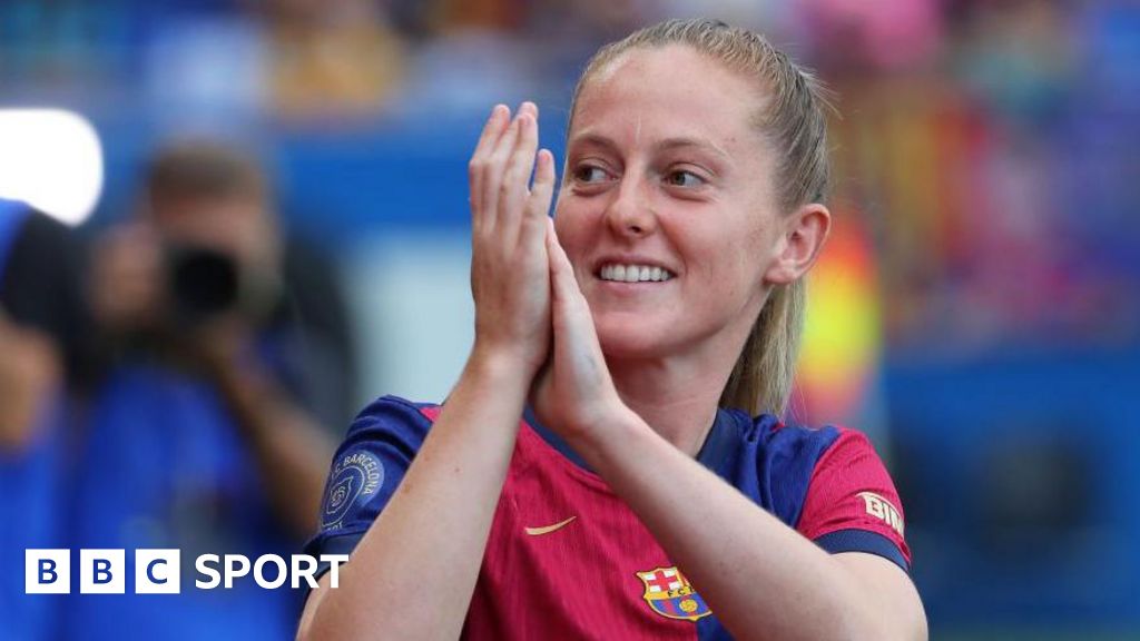 Keira Walsh applauds the Barcelona fans